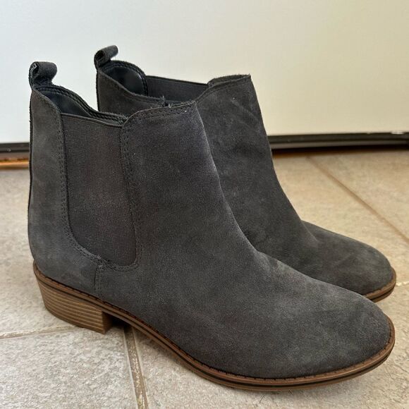 Aqua Womens Boots College size 9 Gray Suede Ankle booties slip on zip Chelsea - Picture 2 of 11